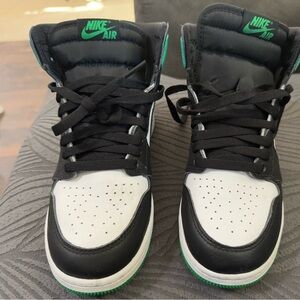 Nike Air Jordan 1 Retro High OG Lucky Green size 6Y